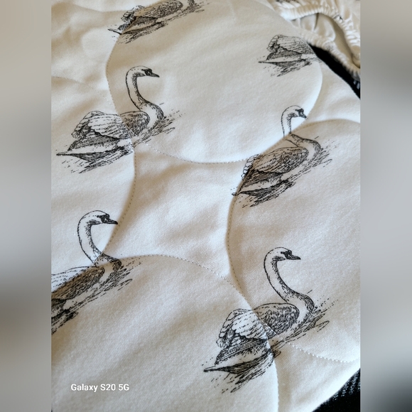 Kate quinn bundle 🖤🦢 - Picture 3 of 10